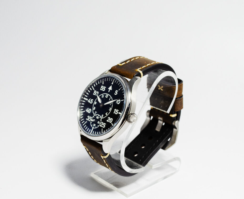 Beobachtungsuhr dial with large minute numerals, inner hour ring, and high-contrast hands on a leather strap